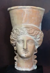 Wierookbrander in de vorm van het hoofd van een vrouwelijke godheid, uit het Salammbo-heiligdom, Carthago